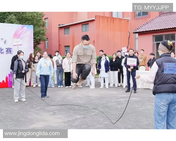 线上挑战赛：定期举办跳绳和俯卧撑短视频比拼活动，展示你的运动才华